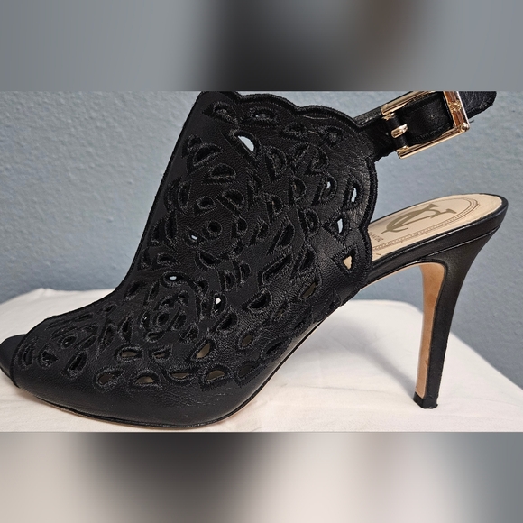 Vince Camuto Signature perforated peep toe sandals - Picture 2 of 8